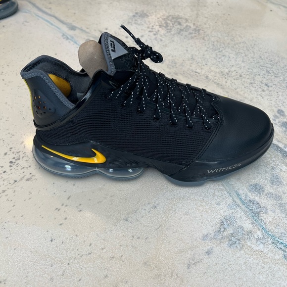 LEBRON XIX LOW Black/Universe Gold - Picture 2 of 8